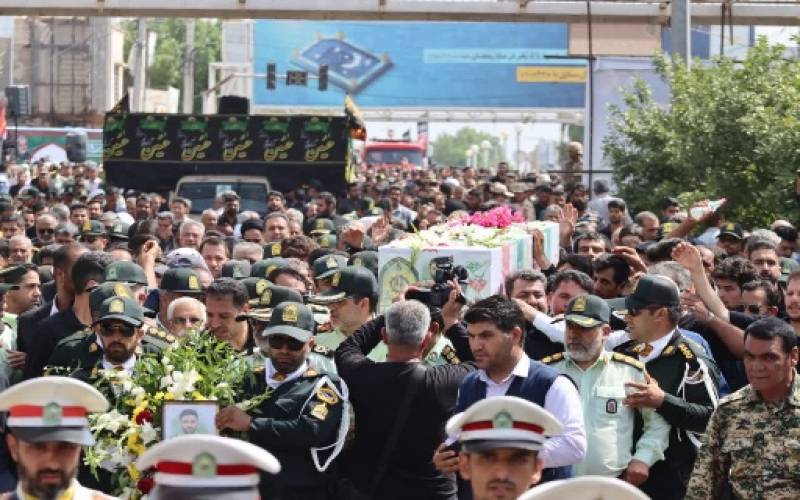 تشییع پیکر شهید امنیت سرهنگ میلاد آزاد آور در جیرفت+فیلم